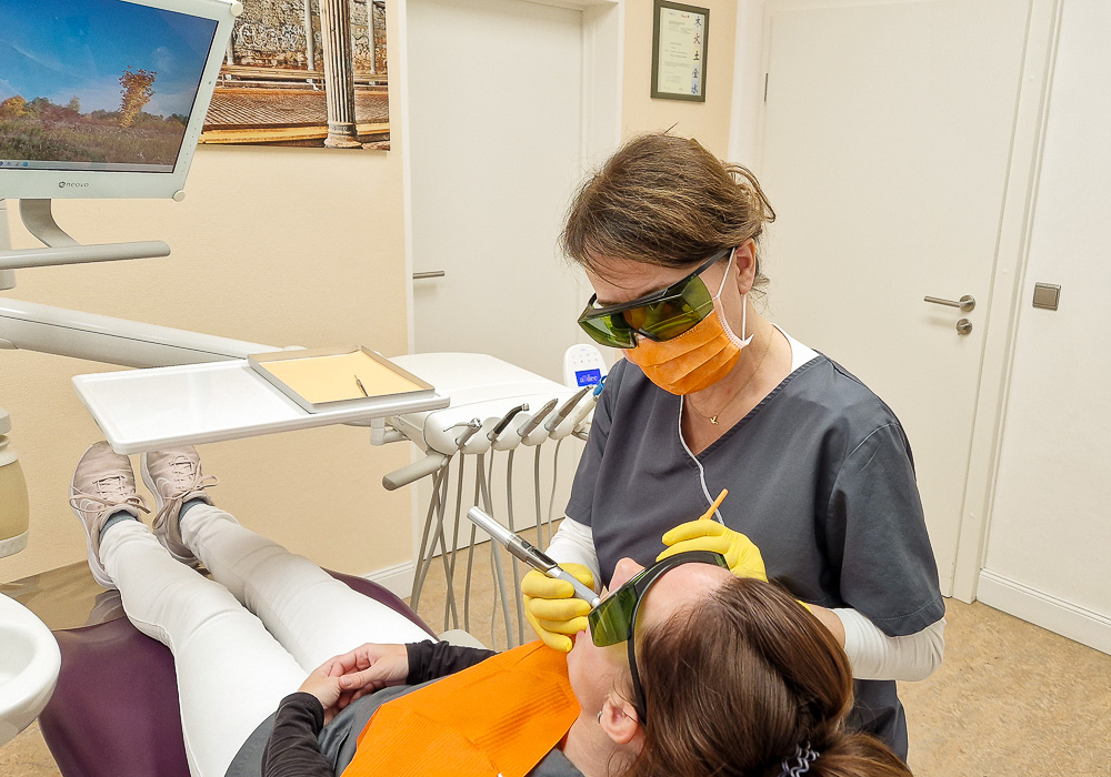Laserbehandlung Dr. Lindhammer Zahnärztin Berlin Laserbehandlung Dr. Lindhammer Zahnärztin Berlin