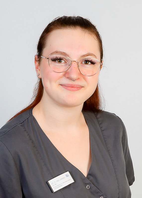 Lilli bei Dr. Antje Lindhammer Zahnärztin Berlin Lilli bei Dr. Antje Lindhammer Zahnärztin Berlin