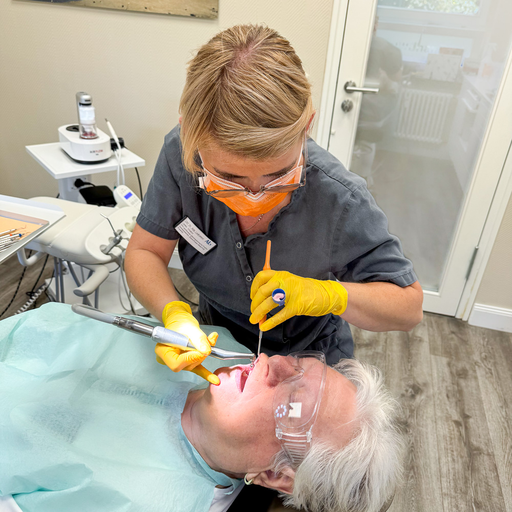 Professionelle Zahnreinigung bei Dr. Lindhammer Zahnärztin Berlin Professionelle Zahnreinigung bei Dr. Lindhammer Zahnärztin Berlin