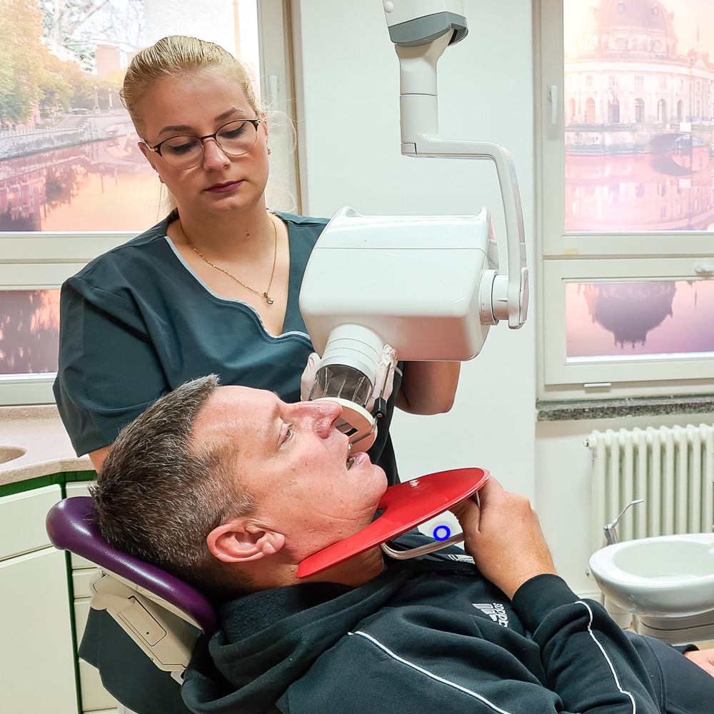 Röntgen bei Dr. Lindhammer Zahnärztin Berlin Röntgen bei Dr. Lindhammer Zahnärztin Berlin