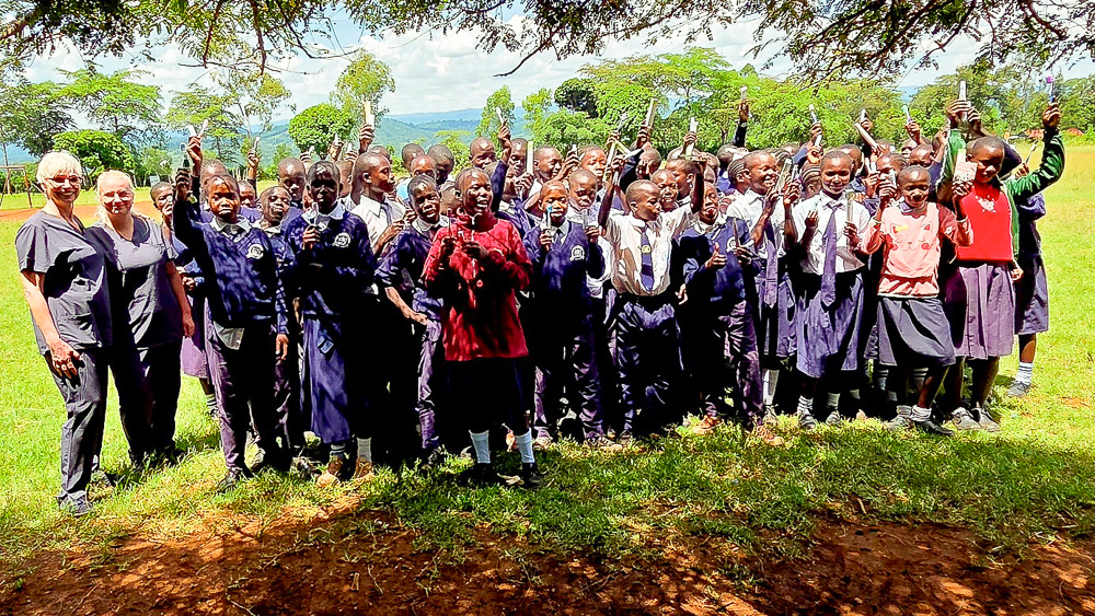 Glückliche Kinder mit ihren Zahnbürsten, Kenia-Hilfseinsatz 2026